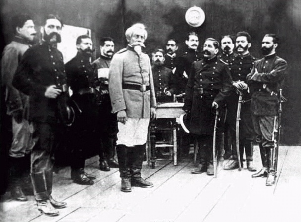 2- Foto del Estado mayor peruano. La misma fue tomada poco después de se retirara el mayor chileno Salvo. El de uniforme claro es Bolognesi y al extremo derecho es Sáenz Peña (1880)